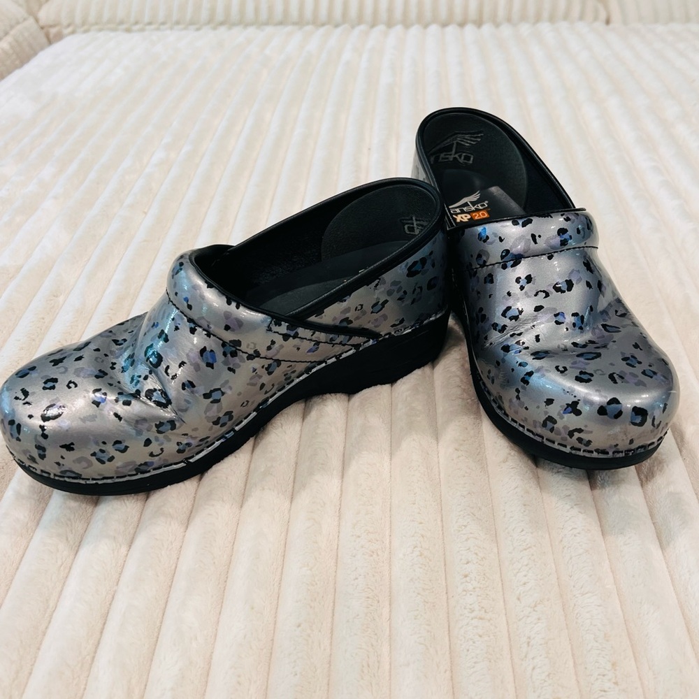 Dansko XP 20 Silver & Blue Leopard Print Nurse Medical Clogs Size 39